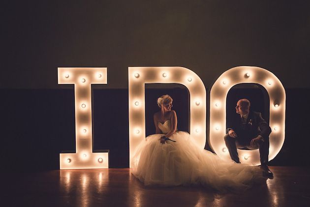 "Radiant Love: 4 Enchanting Wedding Photo Ideas Using 'Light' for Stunning Night Shots ♡"にて紹介している画像