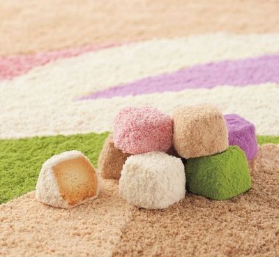 "Colorful and Adorably Round Japanese Cookies 'Kaho-Ron' Available for Just One Coin - Perfect for Petite Gifts!"にて紹介している画像