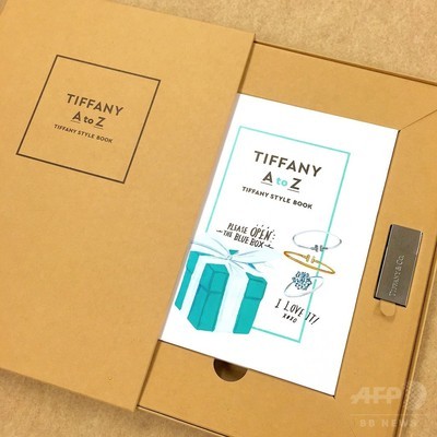"Essential Buy: Tiffany's Luxurious Style Book with USB Memory for 2916 Yen ♡"にて紹介している画像