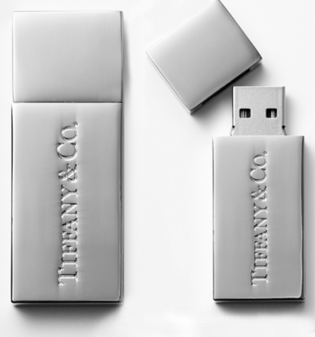 "Essential Buy: Tiffany's Luxurious Style Book with USB Memory for 2916 Yen ♡"にて紹介している画像