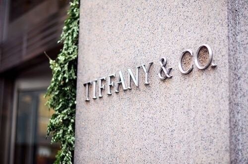 "Essential Buy: Tiffany's Luxurious Style Book with USB Memory for 2916 Yen ♡"にて紹介している画像