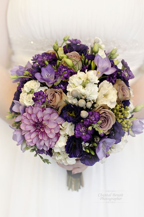 大きなお花がチャームポイント♡＜色別＞ダリアがメインのウェディングブーケデザイン特集♩にて紹介している画像