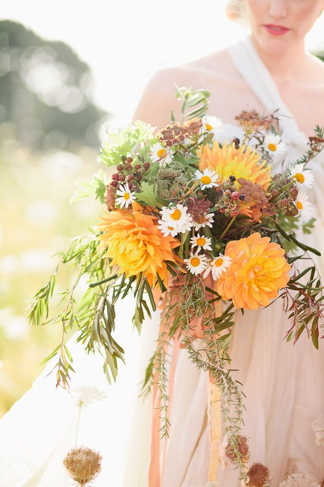 大きなお花がチャームポイント♡＜色別＞ダリアがメインのウェディングブーケデザイン特集♩にて紹介している画像