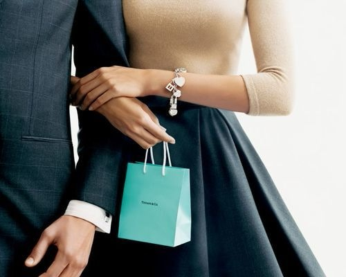 "Essential Buy: Tiffany's Luxurious Style Book with USB Memory for 2916 Yen ♡"にて紹介している画像
