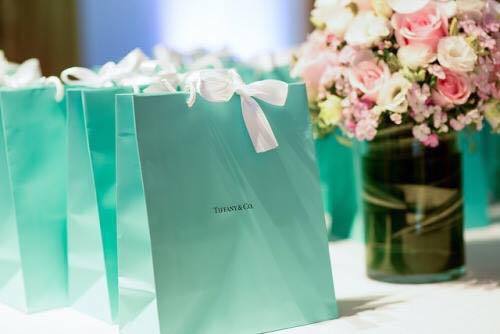 "Essential Buy: Tiffany's Luxurious Style Book with USB Memory for 2916 Yen ♡"にて紹介している画像