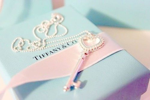 "Essential Buy: Tiffany's Luxurious Style Book with USB Memory for 2916 Yen ♡"にて紹介している画像