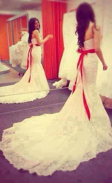 Heart-Stopping in a Bright Red Dress: A Stunning Collection of Brides in REDにて紹介している画像