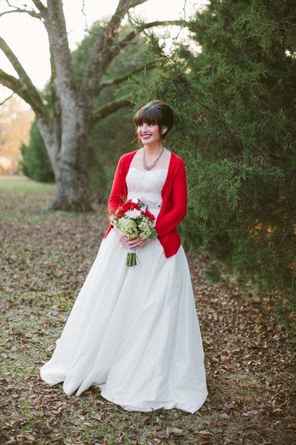 Heart-Stopping in a Bright Red Dress: A Stunning Collection of Brides in REDにて紹介している画像