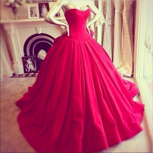 Heart-Stopping in a Bright Red Dress: A Stunning Collection of Brides in REDにて紹介している画像