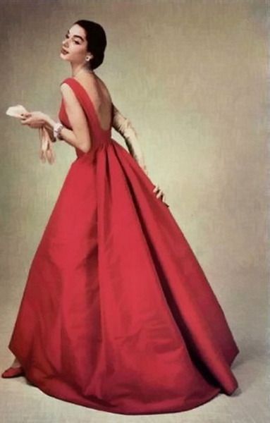 Heart-Stopping in a Bright Red Dress: A Stunning Collection of Brides in REDにて紹介している画像
