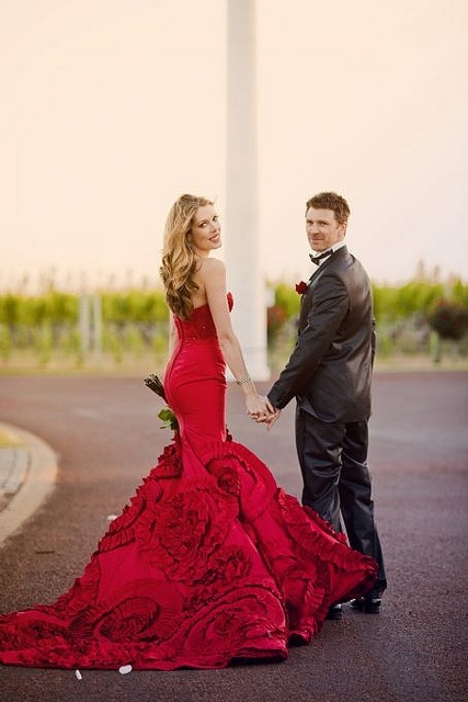 Heart-Stopping in a Bright Red Dress: A Stunning Collection of Brides in REDにて紹介している画像