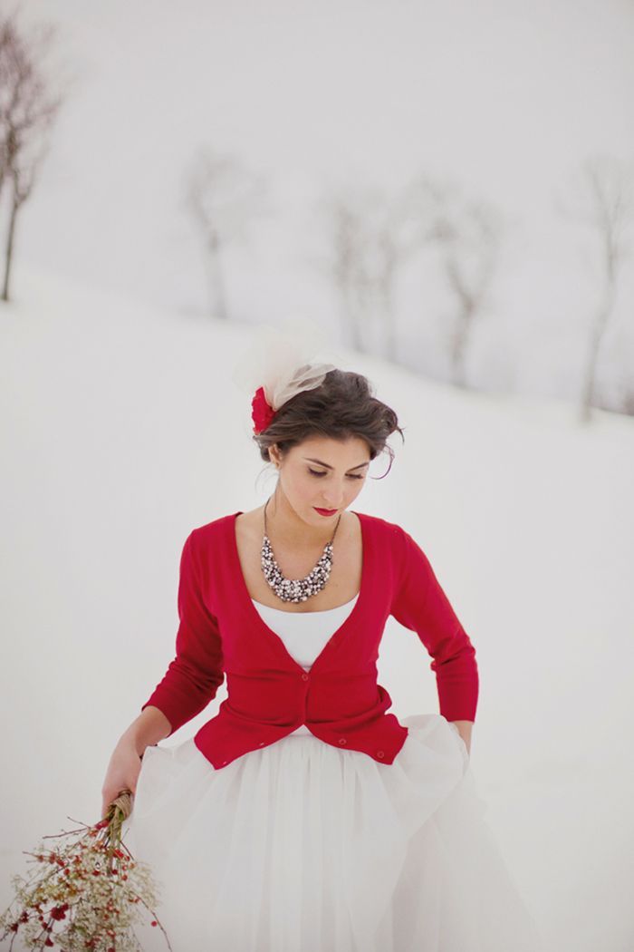 Heart-Stopping in a Bright Red Dress: A Stunning Collection of Brides in REDにて紹介している画像