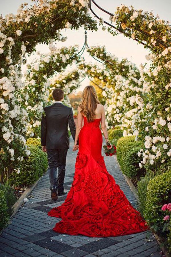 Heart-Stopping in a Bright Red Dress: A Stunning Collection of Brides in REDにて紹介している画像