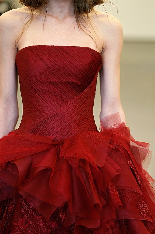 Heart-Stopping in a Bright Red Dress: A Stunning Collection of Brides in REDにて紹介している画像