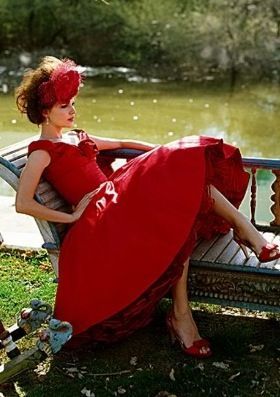 Heart-Stopping in a Bright Red Dress: A Stunning Collection of Brides in REDにて紹介している画像