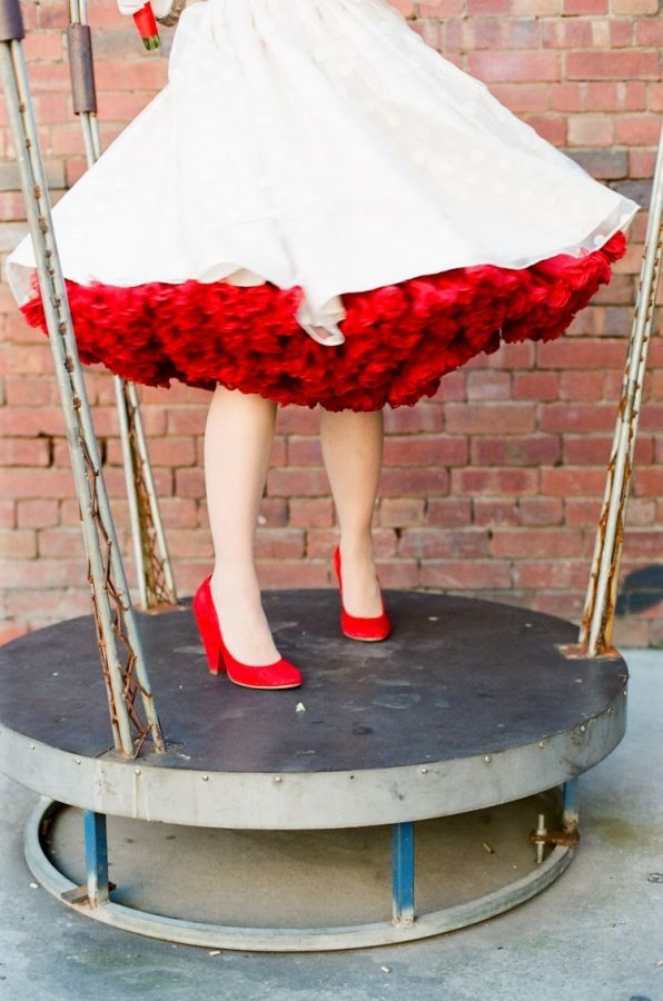 Heart-Stopping in a Bright Red Dress: A Stunning Collection of Brides in REDにて紹介している画像