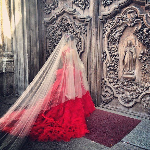 Heart-Stopping in a Bright Red Dress: A Stunning Collection of Brides in REDにて紹介している画像