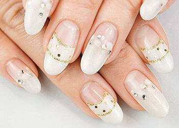 花嫁にもゲストにもぴったり♡冬の結婚式にオススメのネイルデザインまとめ＊にて紹介している画像