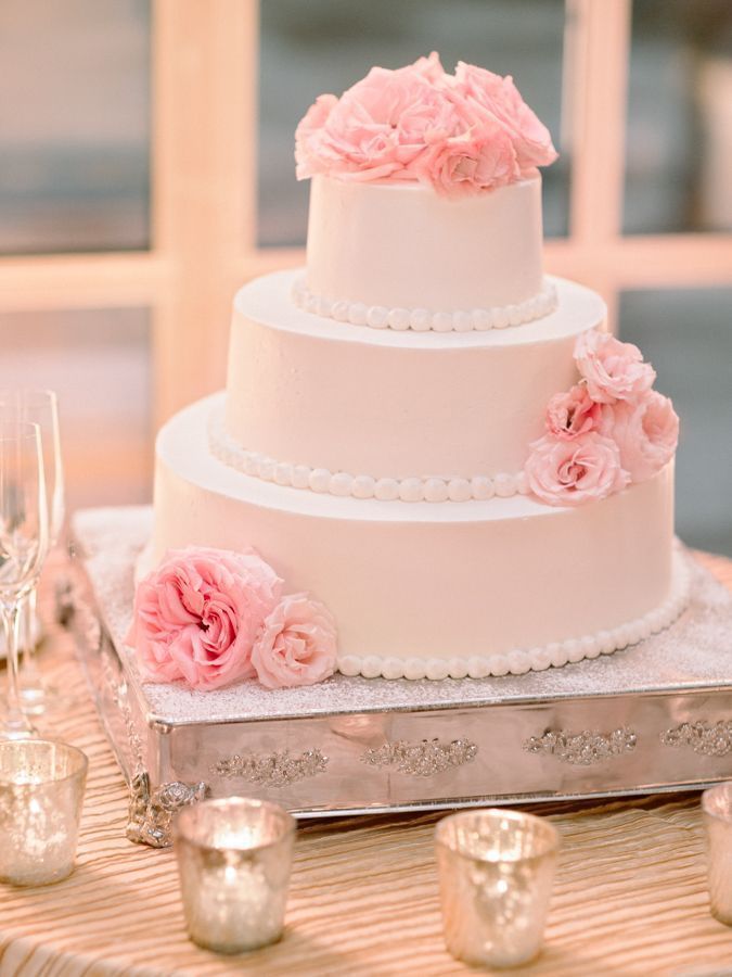 シャクヤクを飾ったロマンティックなウェディングケーキ♡にて紹介している画像