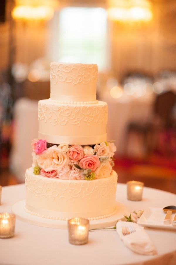 シャクヤクを飾ったロマンティックなウェディングケーキ♡にて紹介している画像