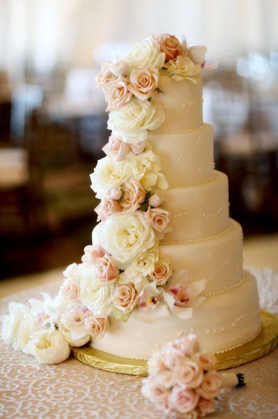 シャクヤクを飾ったロマンティックなウェディングケーキ♡にて紹介している画像