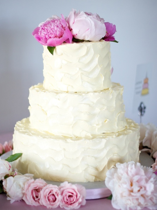 シャクヤクを飾ったロマンティックなウェディングケーキ♡にて紹介している画像