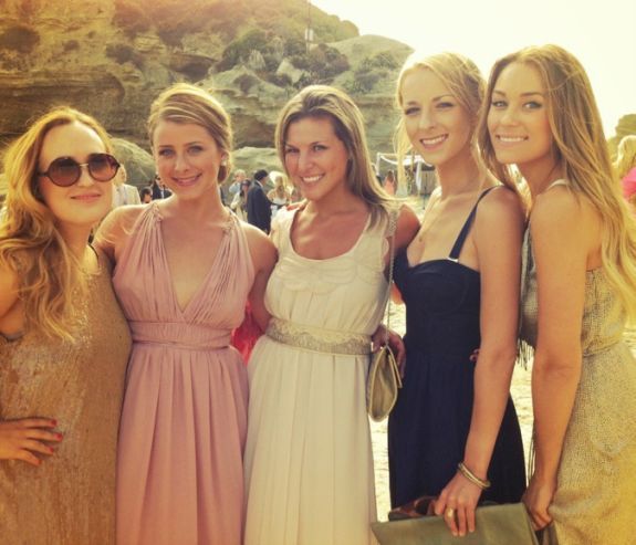 A Must-See for Guests! Fashion Tips for Attending a Resort Wedding ♡にて紹介している画像