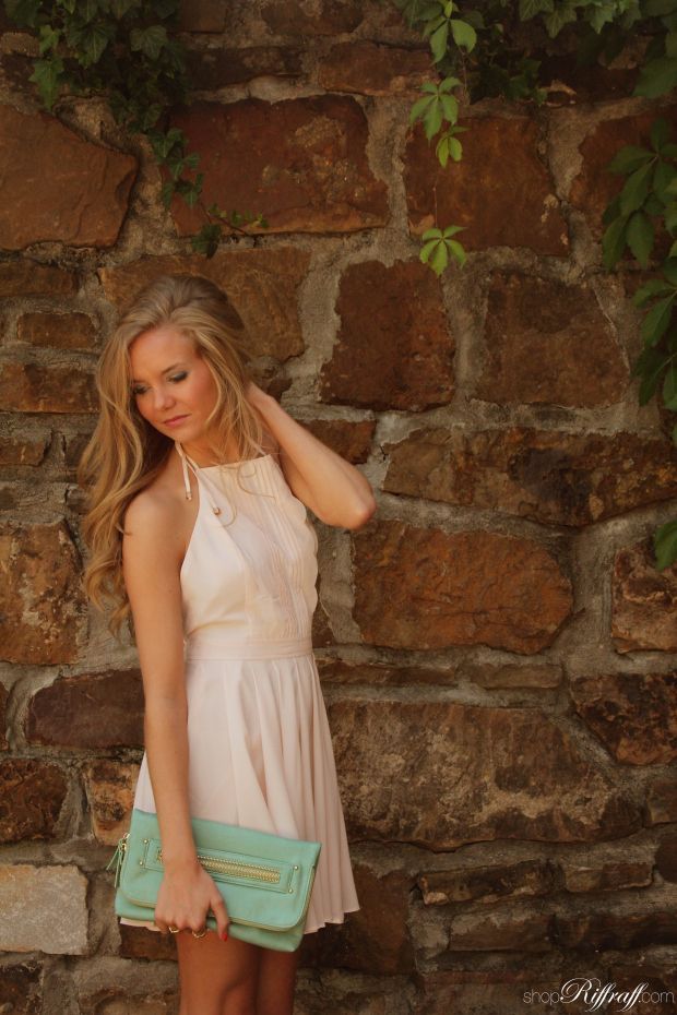 A Must-See for Guests! Fashion Tips for Attending a Resort Wedding ♡にて紹介している画像