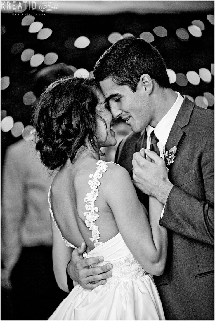 Touching Moments: The Magical First Dance Hand in Hand ❤️にて紹介している画像