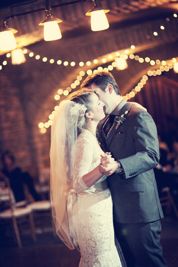Touching Moments: The Magical First Dance Hand in Hand ❤️にて紹介している画像