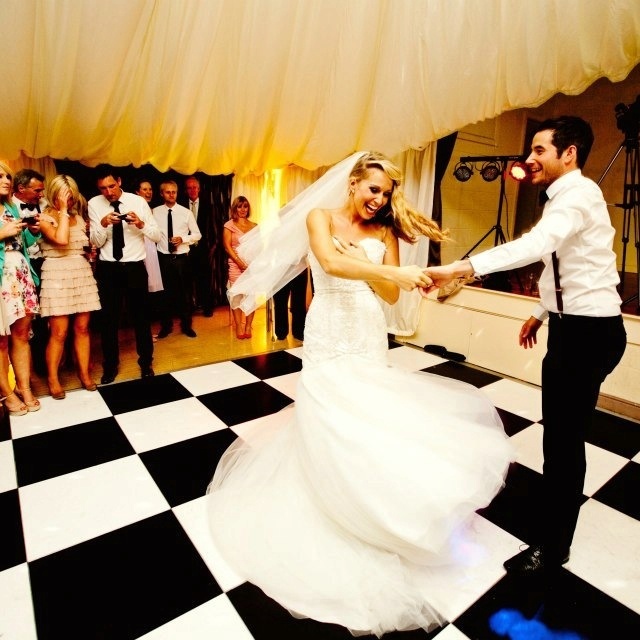 Touching Moments: The Magical First Dance Hand in Hand ❤️にて紹介している画像