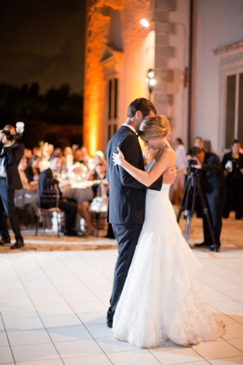 Touching Moments: The Magical First Dance Hand in Hand ❤️にて紹介している画像