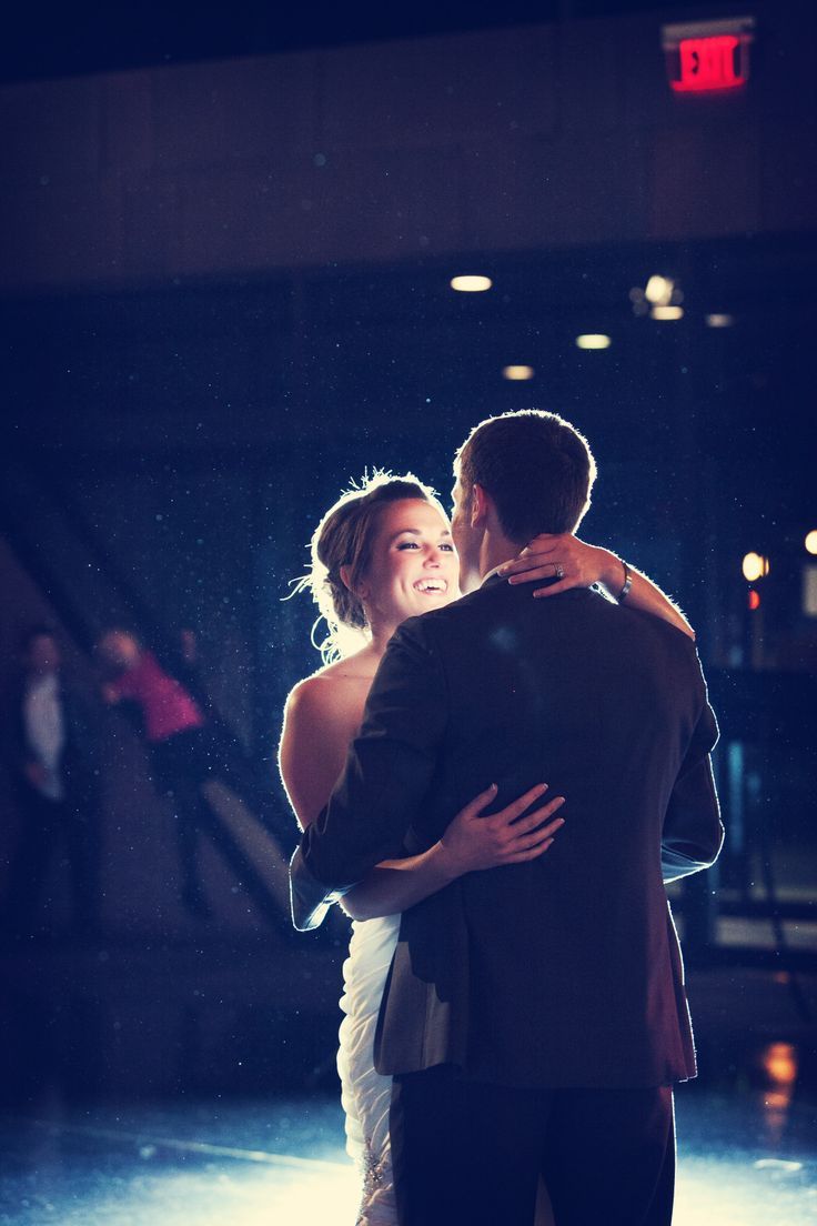 Touching Moments: The Magical First Dance Hand in Hand ❤️にて紹介している画像