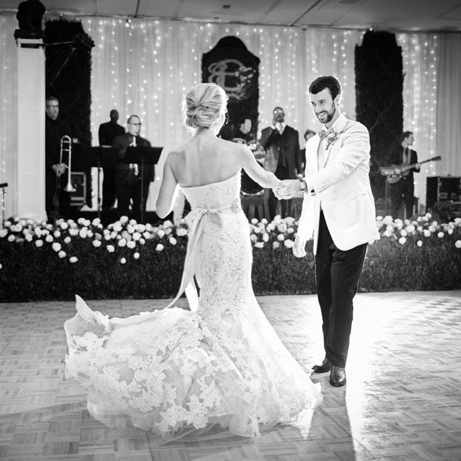 Touching Moments: The Magical First Dance Hand in Hand ❤️にて紹介している画像