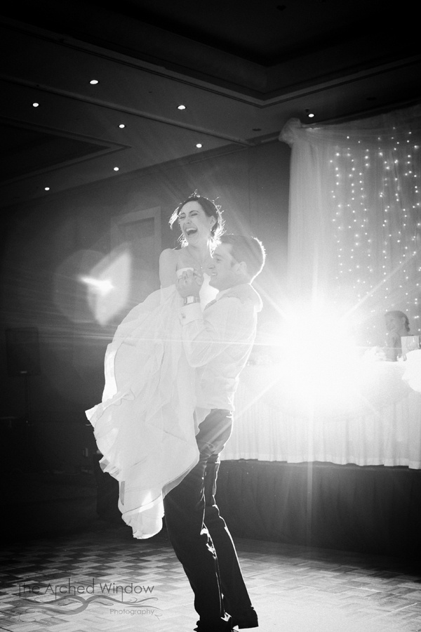 Touching Moments: The Magical First Dance Hand in Hand ❤️にて紹介している画像