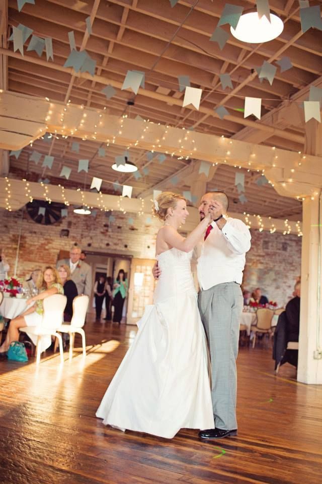 Touching Moments: The Magical First Dance Hand in Hand ❤️にて紹介している画像