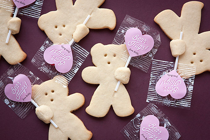 大事そうにぎゅっ。可愛すぎると話題の『抱っこくまさんクッキー』を作りたい♡にて紹介している画像