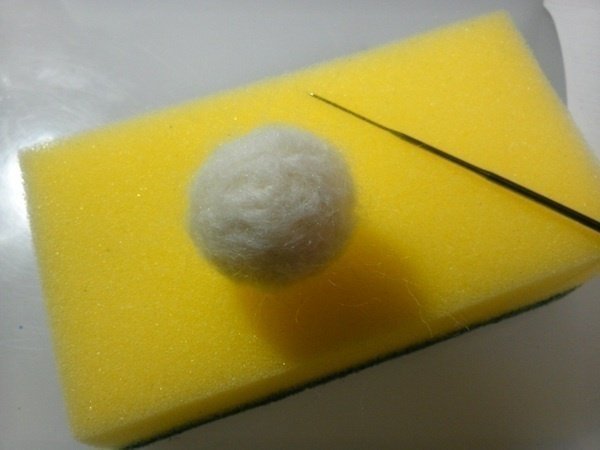 DIY with 100-Yen Shop Materials: How to Make a One-of-a-Kind Welcome Doll Using Daiso's Wool Felt 💕にて紹介している画像