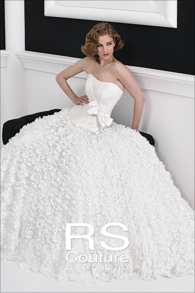 The Allure of 'R.E. Couture': A Romantic Italian Dress Brand Featuring Beautiful Lace♡にて紹介している画像