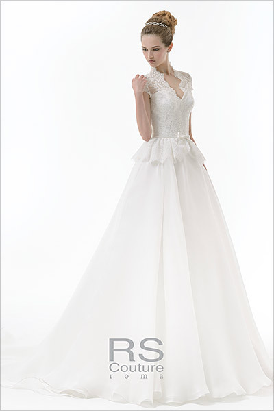 The Allure of 'R.E. Couture': A Romantic Italian Dress Brand Featuring Beautiful Lace♡にて紹介している画像