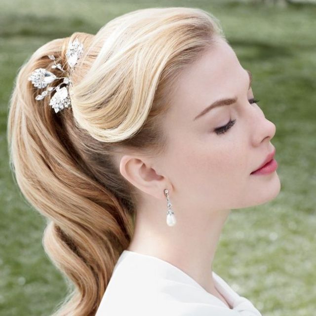 "Achieve a Chic Overseas Bride Look: A Collection of Bridal Hair Arrangements Featuring the Classic 'Ponytail'♡"にて紹介している画像