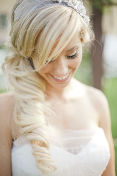 "Achieve a Chic Overseas Bride Look: A Collection of Bridal Hair Arrangements Featuring the Classic 'Ponytail'♡"にて紹介している画像