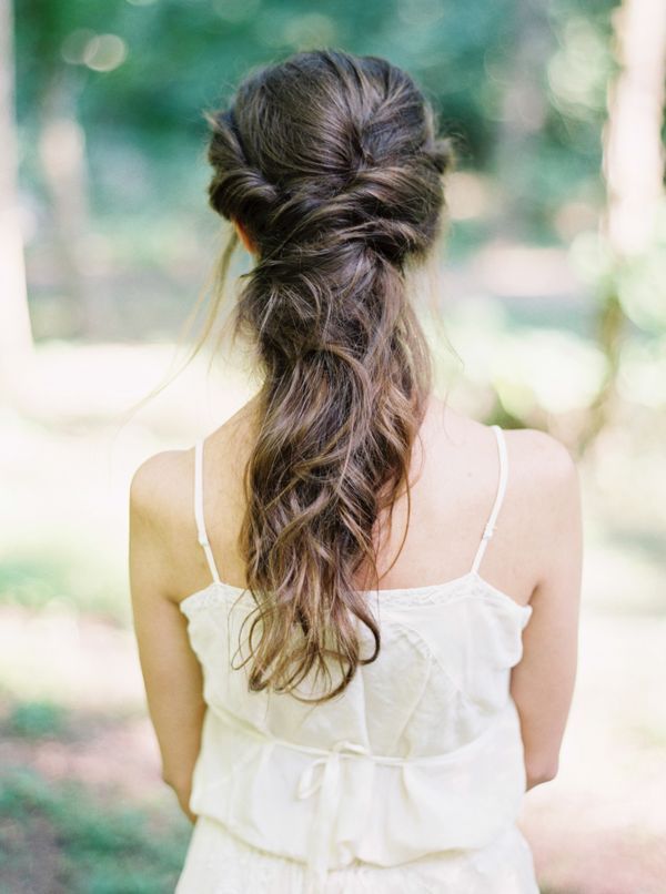"Achieve a Chic Overseas Bride Look: A Collection of Bridal Hair Arrangements Featuring the Classic 'Ponytail'♡"にて紹介している画像