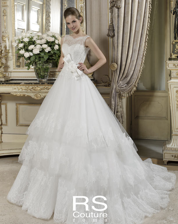 The Allure of 'R.E. Couture': A Romantic Italian Dress Brand Featuring Beautiful Lace♡にて紹介している画像