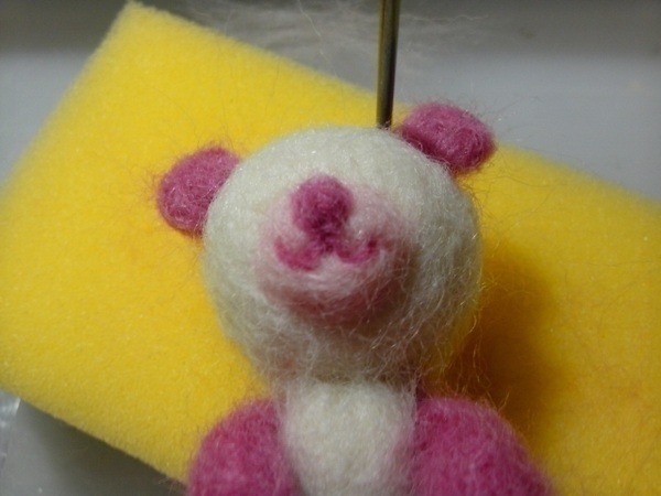 DIY with 100-Yen Shop Materials: How to Make a One-of-a-Kind Welcome Doll Using Daiso's Wool Felt 💕にて紹介している画像