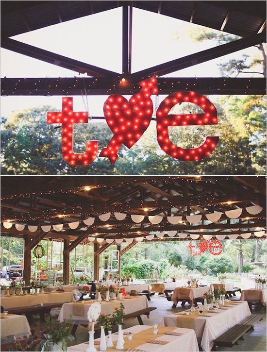 おしゃれすぎる演出に一目ぼれ…♡キラキラ可愛いマーキーライトの飾り方アイデア5選♩にて紹介している画像