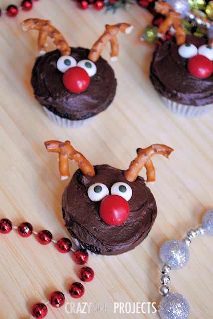 Santa's Little Helper! Let's Make Cute and Easy Reindeer Cupcakes ♡にて紹介している画像