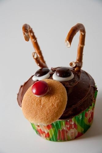 Santa's Little Helper! Let's Make Cute and Easy Reindeer Cupcakes ♡にて紹介している画像