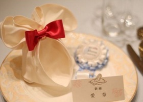 ゲストテーブルの華やかさ、ぐんとアップ♡ミッキー型や、リボン型。おしゃれで可愛い「ナプキンの折り方」まとめ＊