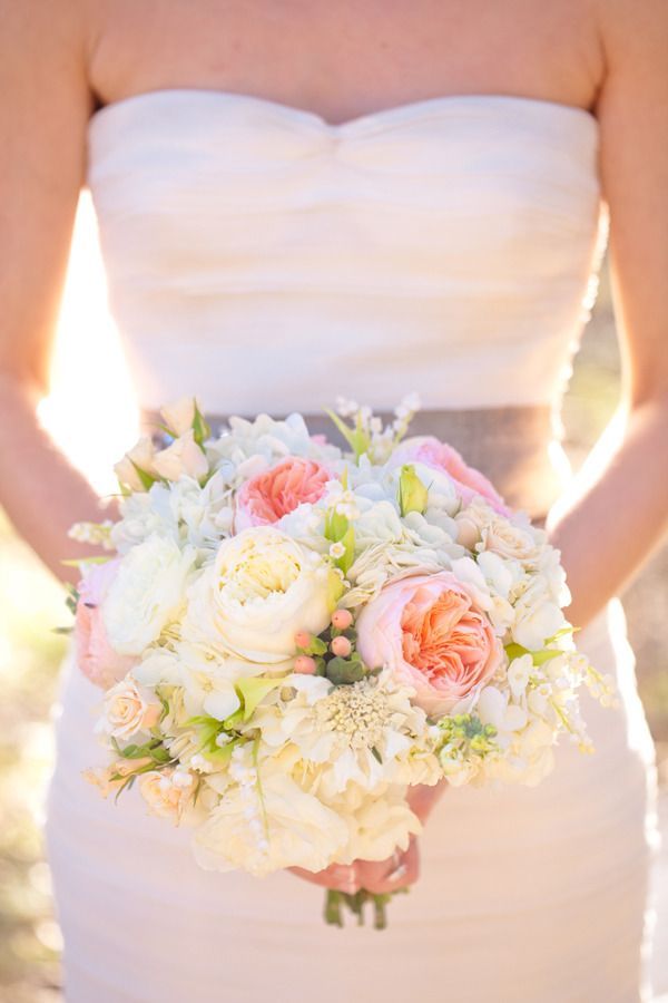 "Variety of Roses! A Bouquet Catalog Featuring 'Garden Roses' with Their Abundant Petals"にて紹介している画像